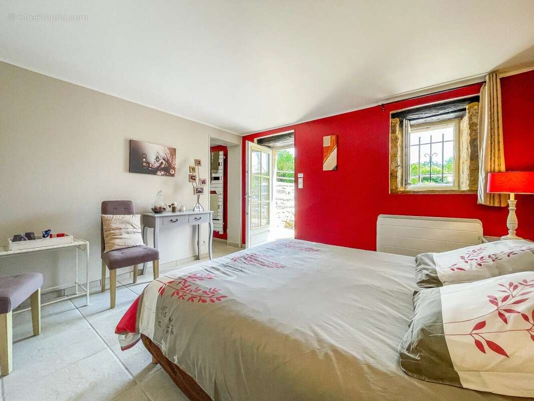 Propriété en pierre de cinq chambres avec piscine d'eau salée et oasis naturelle à Plazac. - photo 7