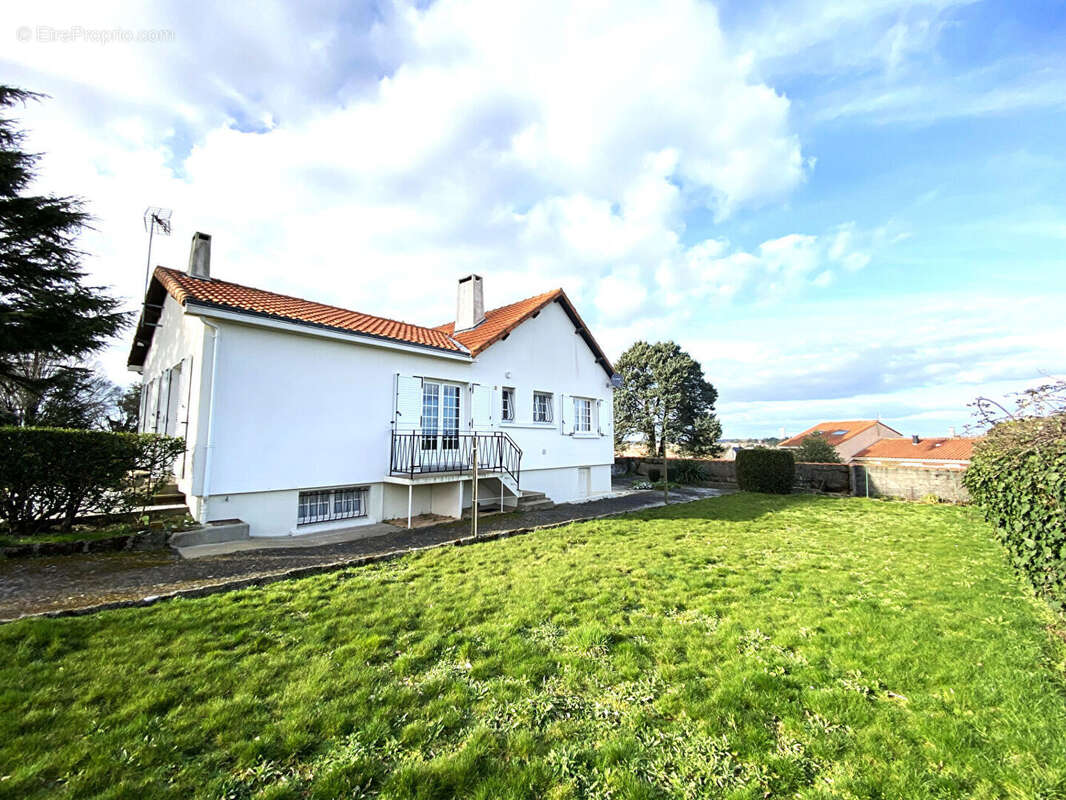 Maison à SAINT-LAURENT-SUR-SEVRE