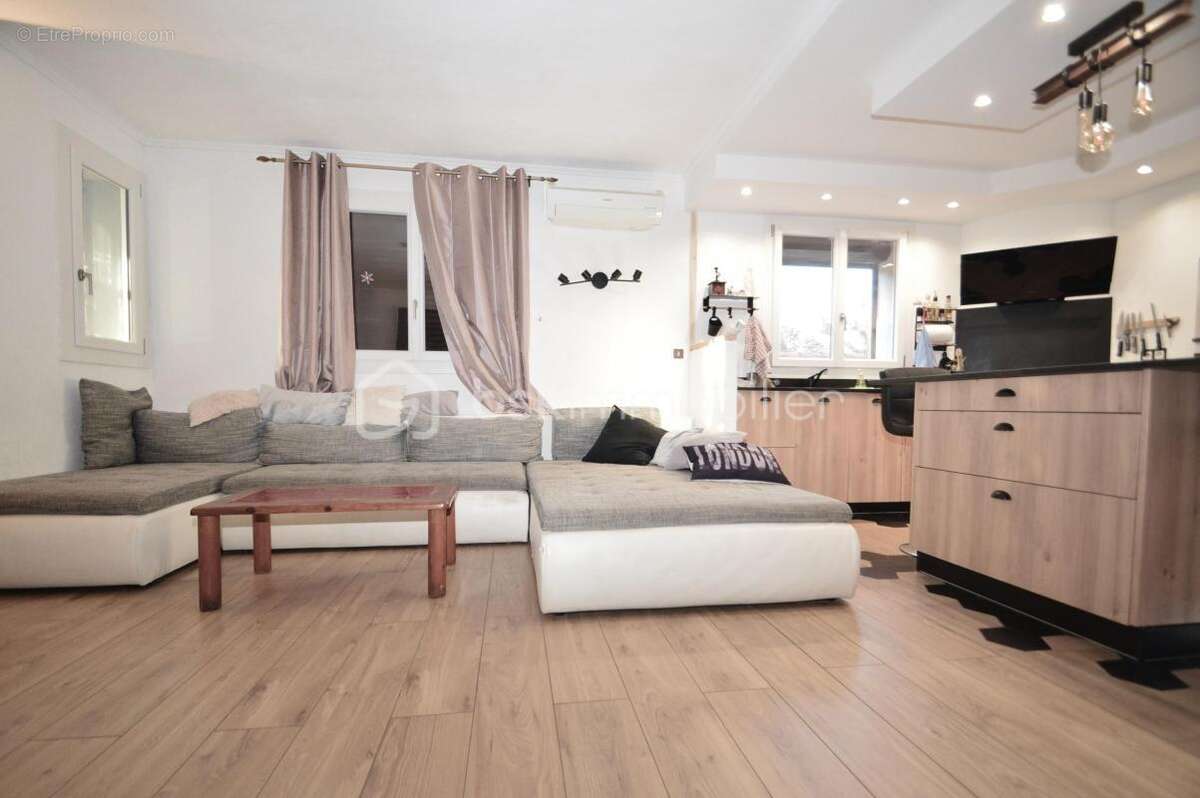 Maison à SAINT-LAURENT-DE-LA-SALANQUE