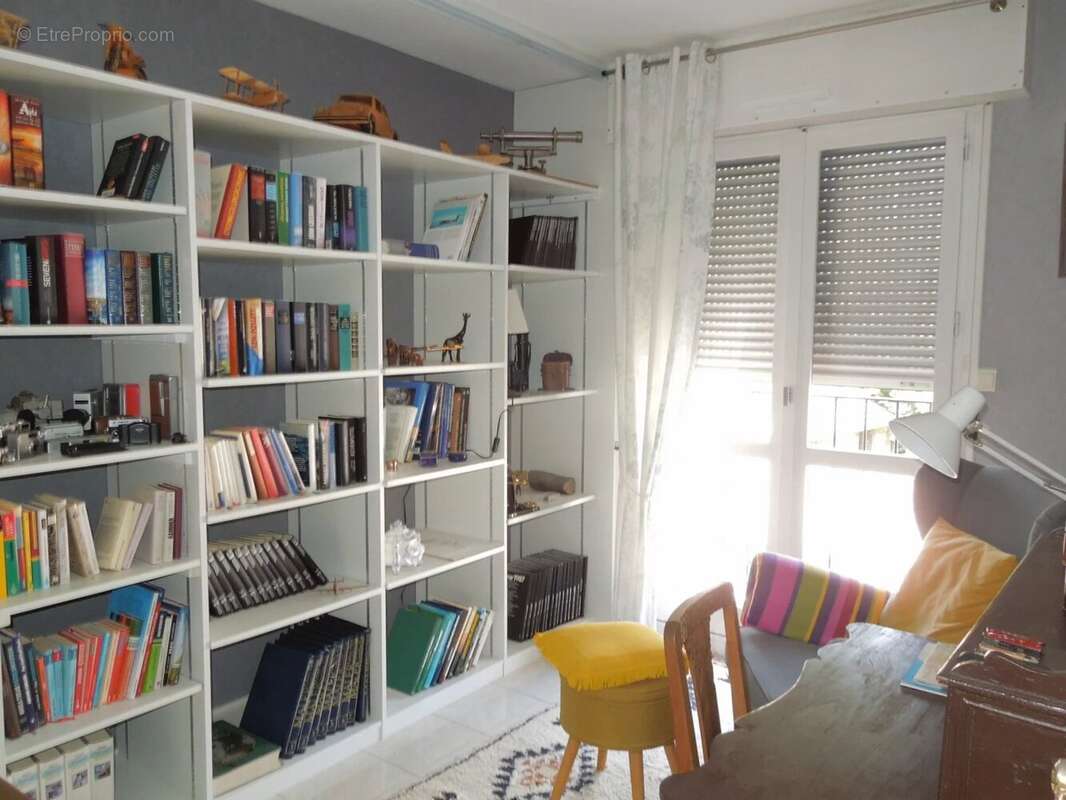 Troyes centre, au 2ème étage avec ascenseur d'une résidence sécurisée, agréable Appartement traversant type IV - photo 7