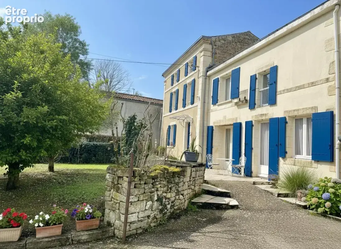 Maison en pierre de caractère avec dépendances  (79260) La Crèche - photo 2