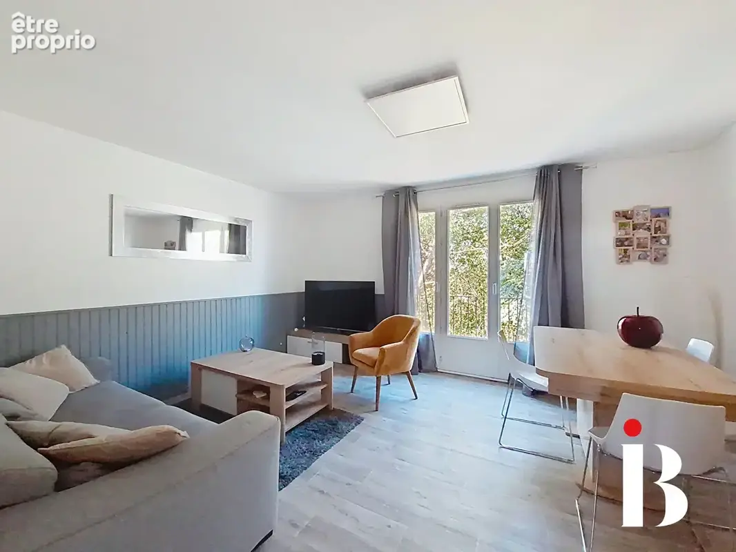 Appartement traversant rénové au dernier étage - photo 2