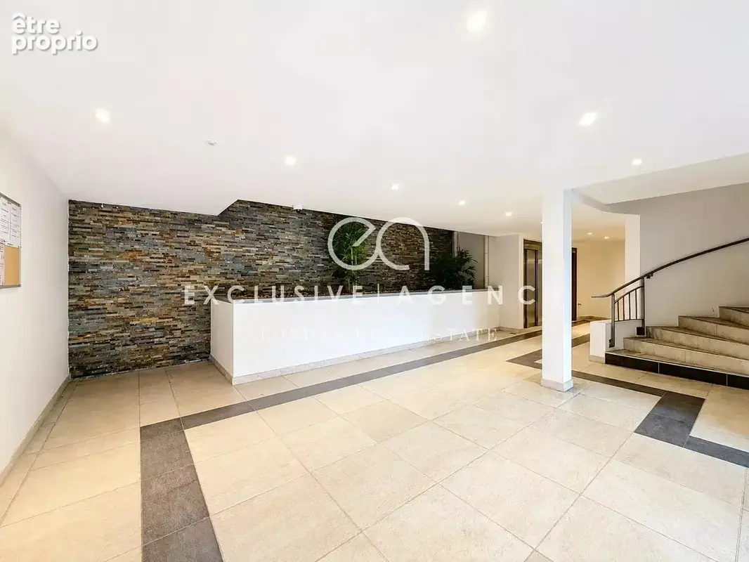 Théoule-sur-Mer – 2 pièces 42m² avec vue dégagée jusqu’à la mer, terrasse, parking et cave - photo 11