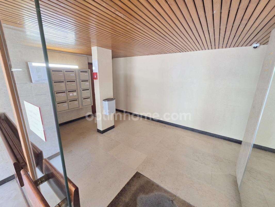 Sarcelles - Place Charcot - Appartement 3 pièces - 72 m2 - Balcons - 1er étage - 142 000 € FAI - photo 2