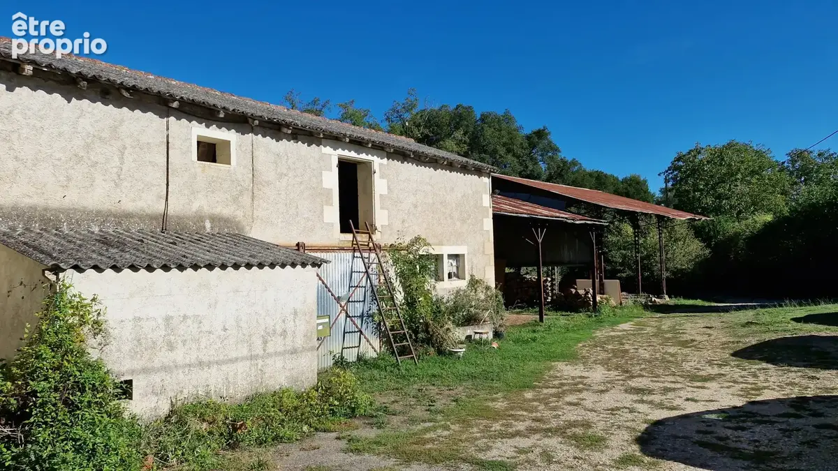 Ancien corps de ferme avec dependances sur plus d'un hectare - photo 10