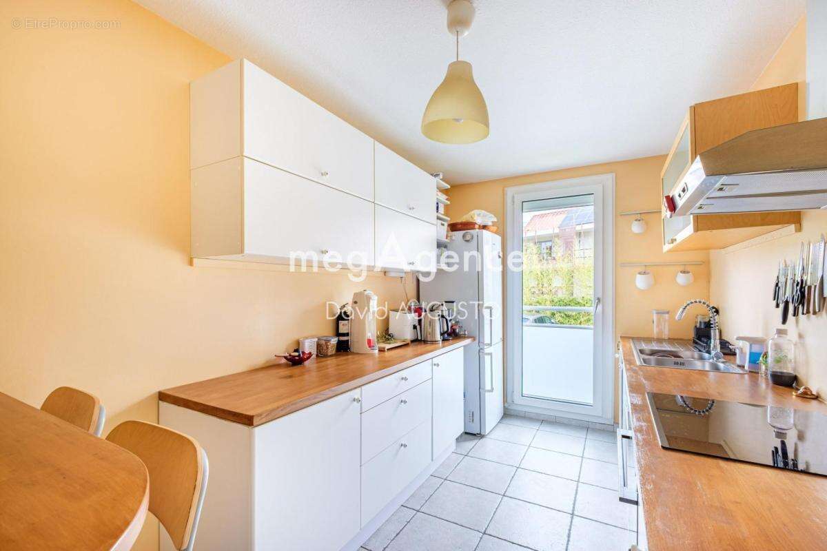 Appartement à LA TOUR-DE-SALVAGNY