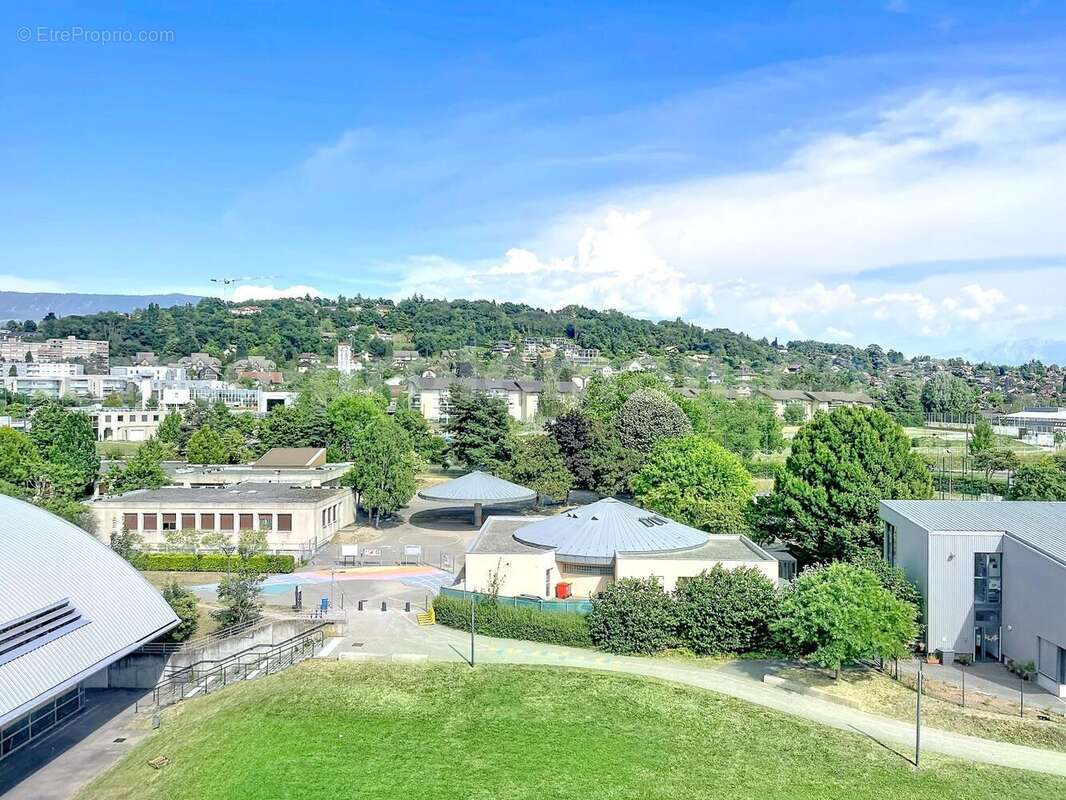 Appartement_T5_Annemasse_belle_superficie_prox_frontière_Suisse_tram_Ceva_direction_GENEVE_Frontaliers_Salon_séjour_dégagement_Chambre_salle_de_bain_grand-balcon_ - Appartement à ANNEMASSE
