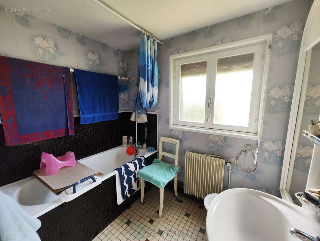 Sur plus de 3 ha de terrain, agréable maison avec dépendances - photo 29