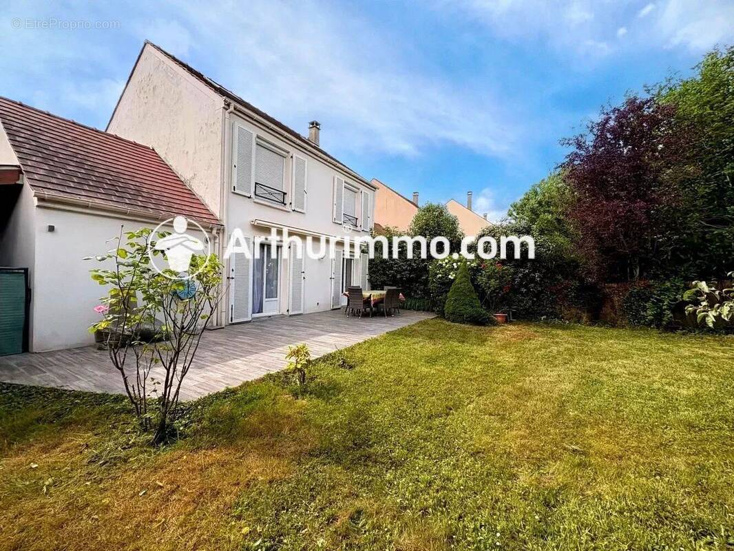 Maison à SAVIGNY-LE-TEMPLE