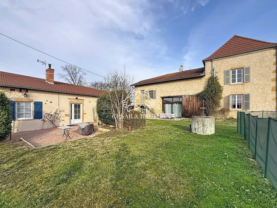 Maison à POUILLY-SOUS-CHARLIEU