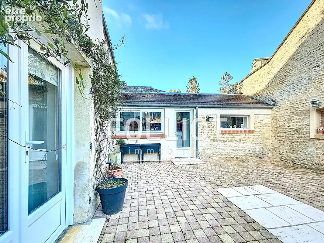 Maison en PIERRE de140 m²  de 7 pièces et 4 chambres avec un garage  àThaon - photo 1