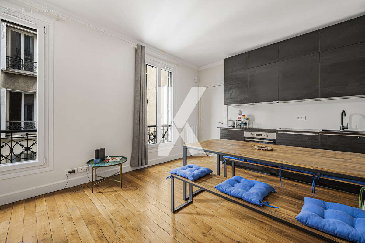 Séjour avec cuisine - Appartement à PARIS-18E