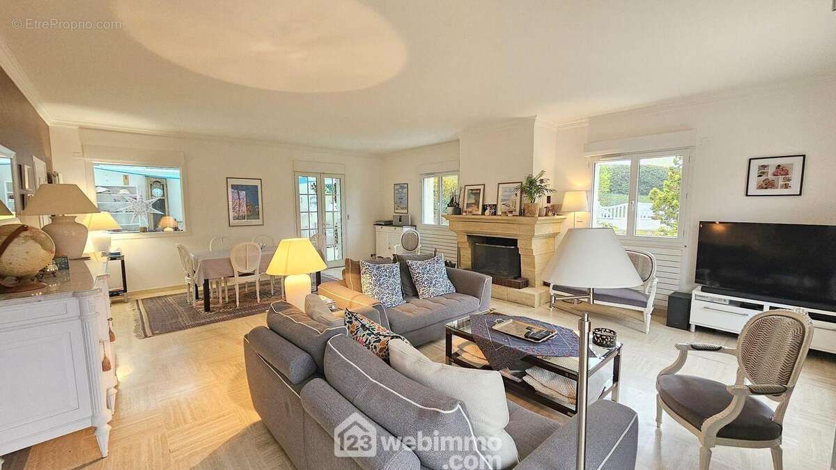 Voici le séjour avec sa cheminée ouverte. - Maison à SAINT-SAUVEUR-SUR-ECOLE