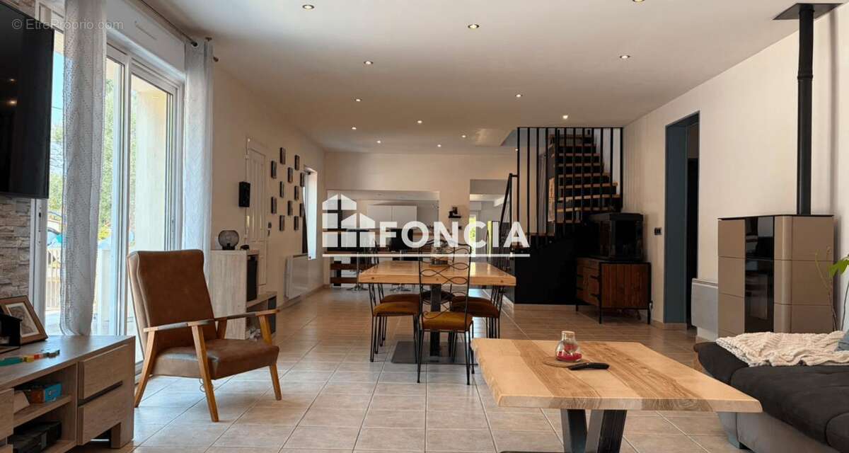Le Montat, belle maison de 6 pieces, environ 134m2, sur une parcelle d'environ 2855 m2 - photo 4