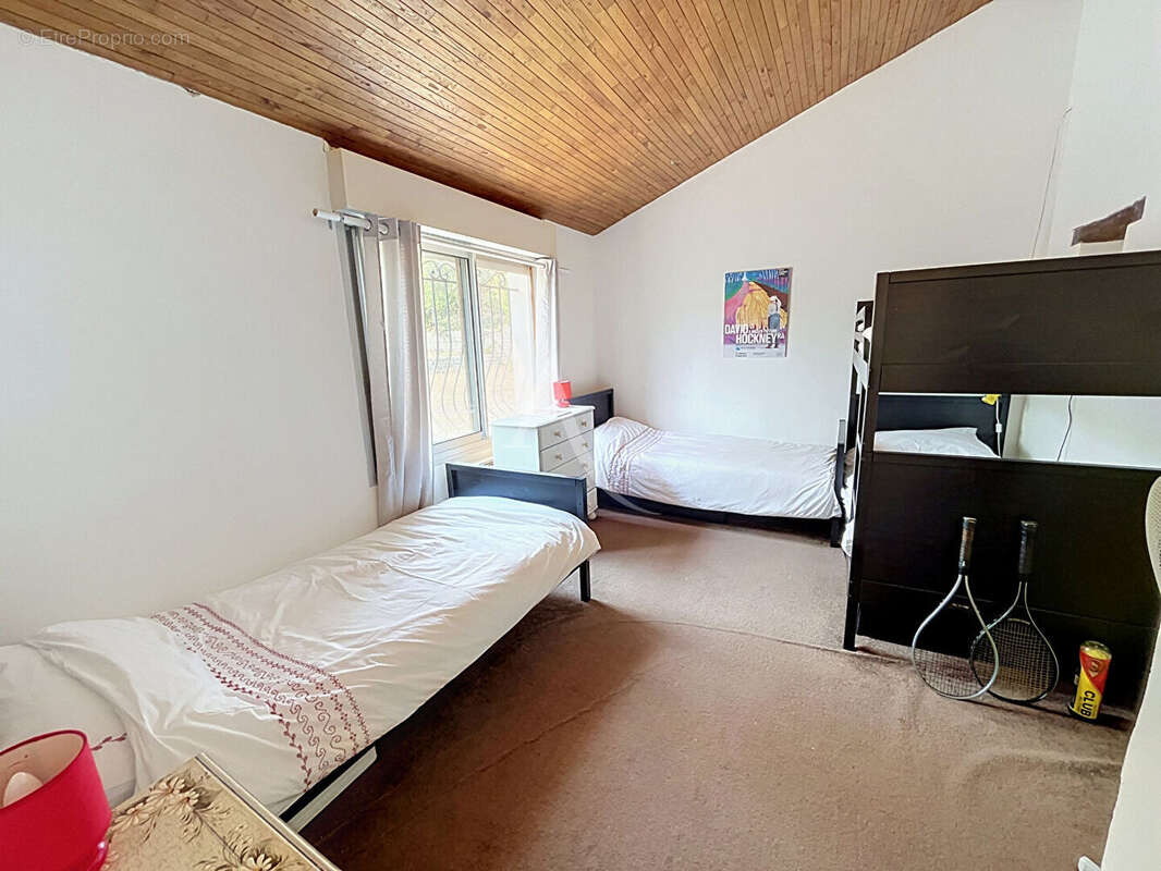 Maison familiale de 4 chambres avec piscine, jolie vue dégagée et 5 766m² de terrain. - photo 11