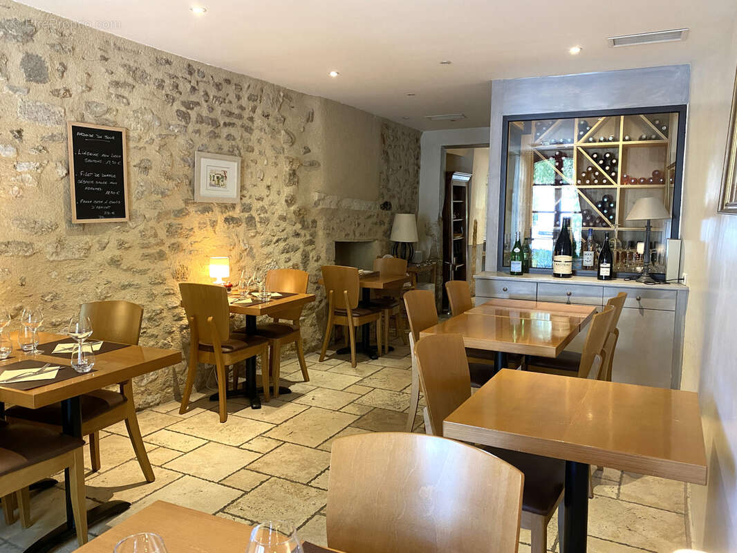 Commerce à SAINTE-CECILE-LES-VIGNES