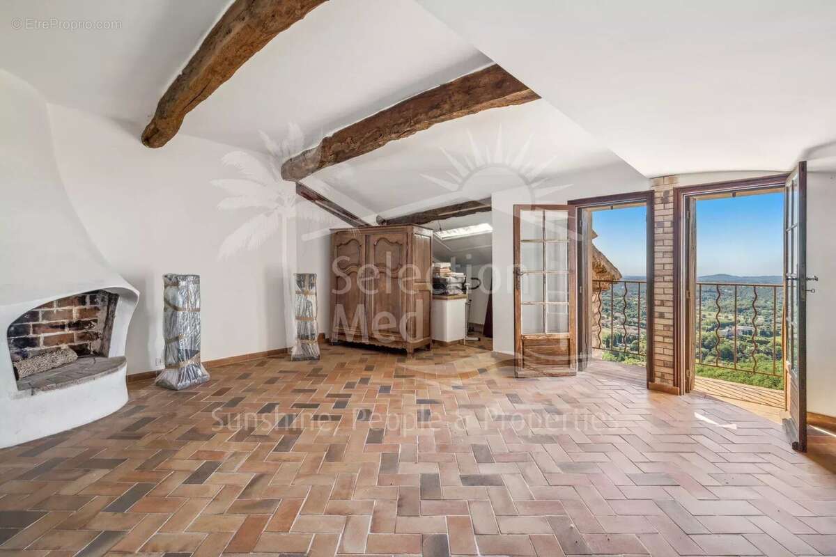 Appartement à CHATEAUNEUF-GRASSE