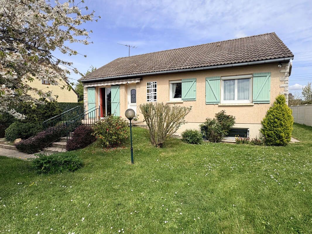 Maison à FONTAINE-LA-GUYON