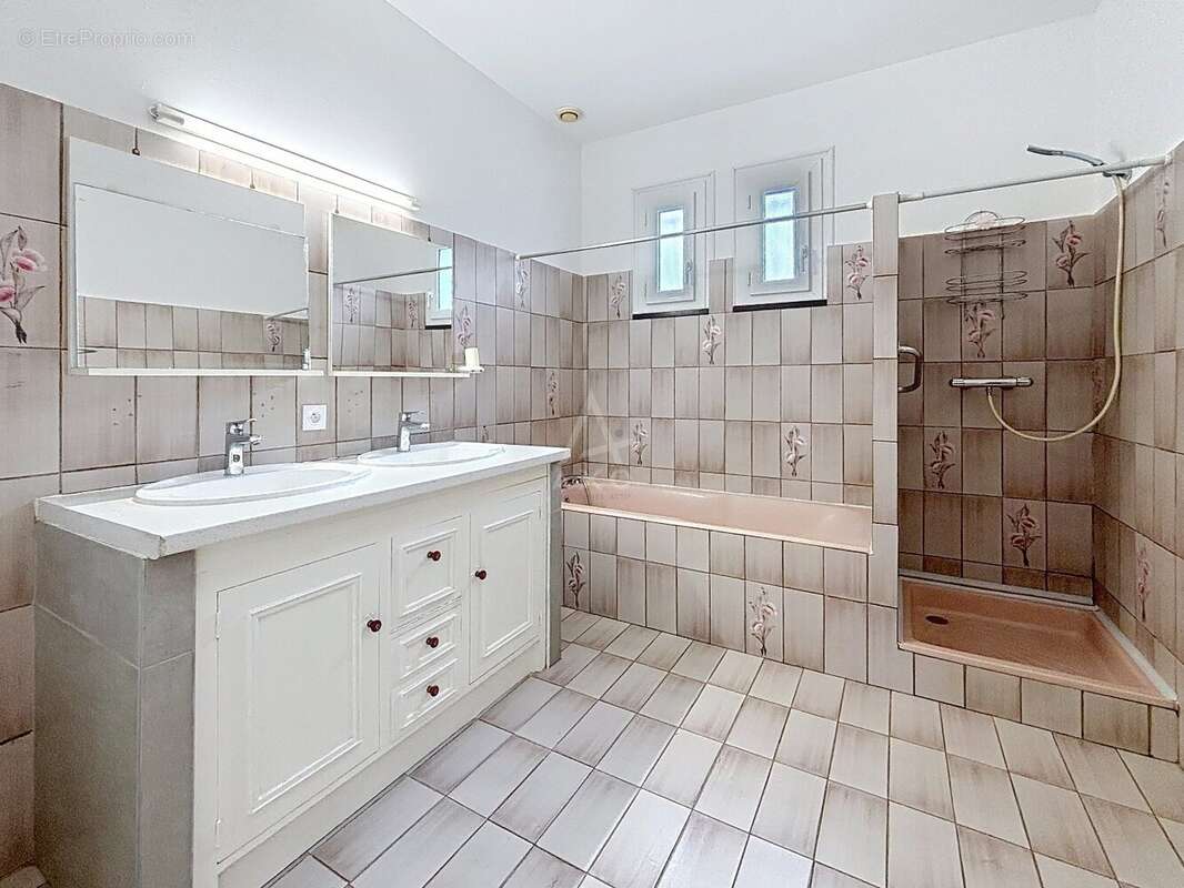 Maison à VILLENEUVE-LA-COMPTAL