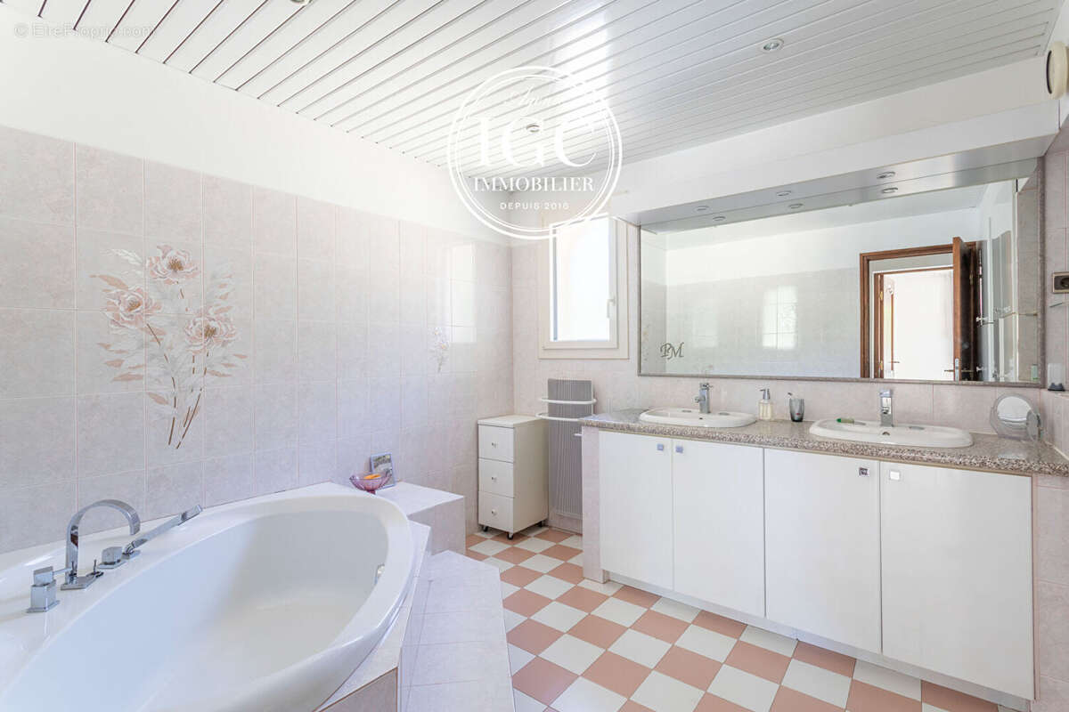 Maison type 5 - 150 m² / 954 m² terrain  piscine- vitrolles 13127 - photo 13