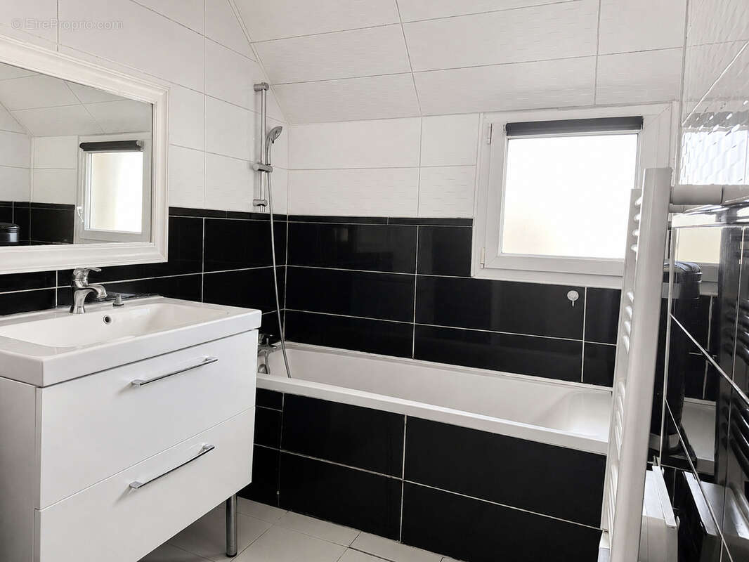 Maison familiale de 125m2 - 4 chambres - quartier certé à trignac - photo 11