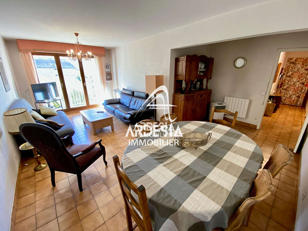 À vendre à Saint-Jean-de-Maurienne   Appartement lumineux avec balcon et garage - photo 2
