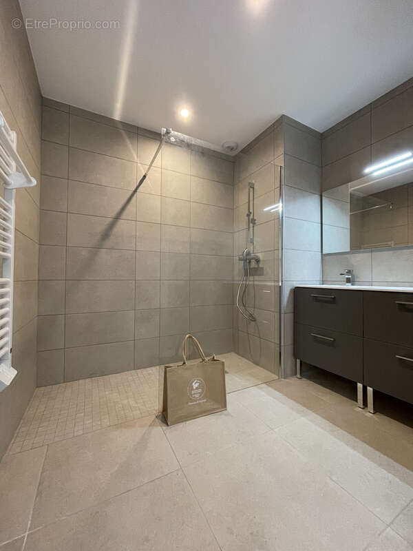 Appartement à LA TOUR-DE-SALVAGNY