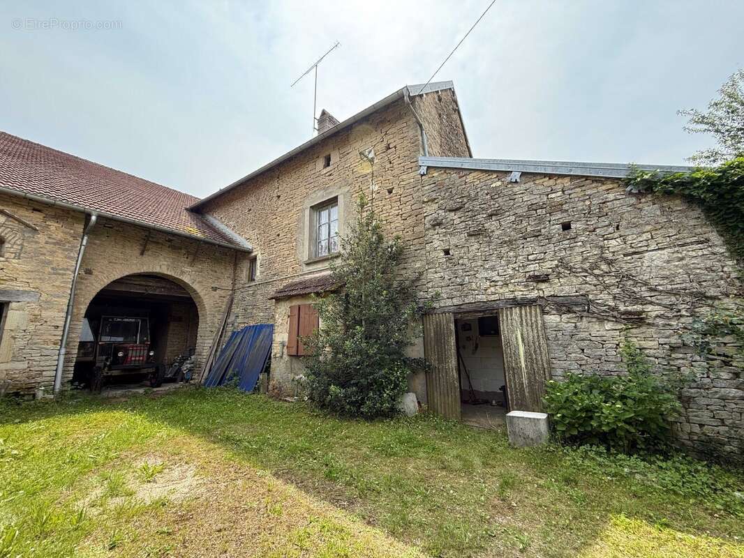 Maison 450 m² à Confracourt  - photo 4