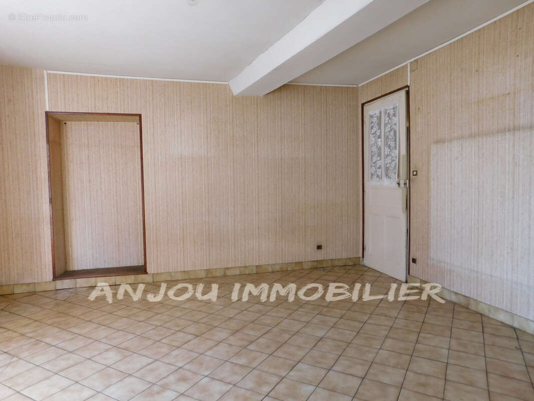 Maison à SAINT-QUENTIN-LES-ANGES