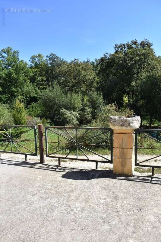 Propriété potentielle bénéficiant d'une tranquillité absolue, au sein d'un somptueux parc de 5 hectares, un véritable havre de v - photo 7