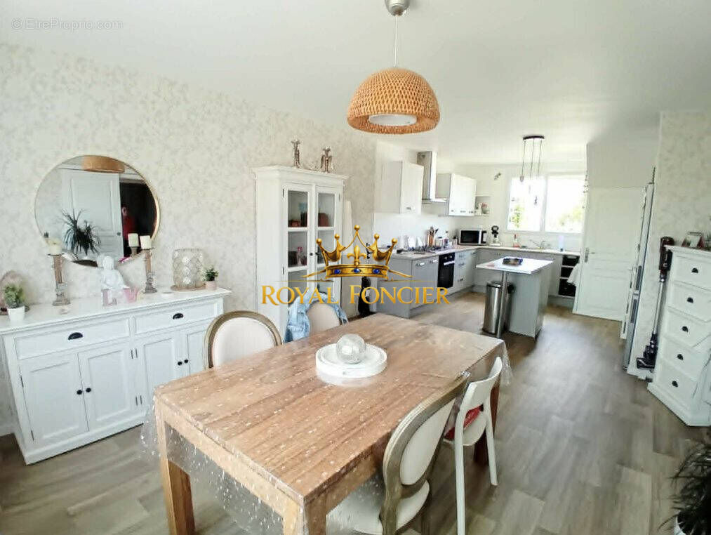 Cuisine ouverte sur espace repas - Maison à CHATELLERAULT