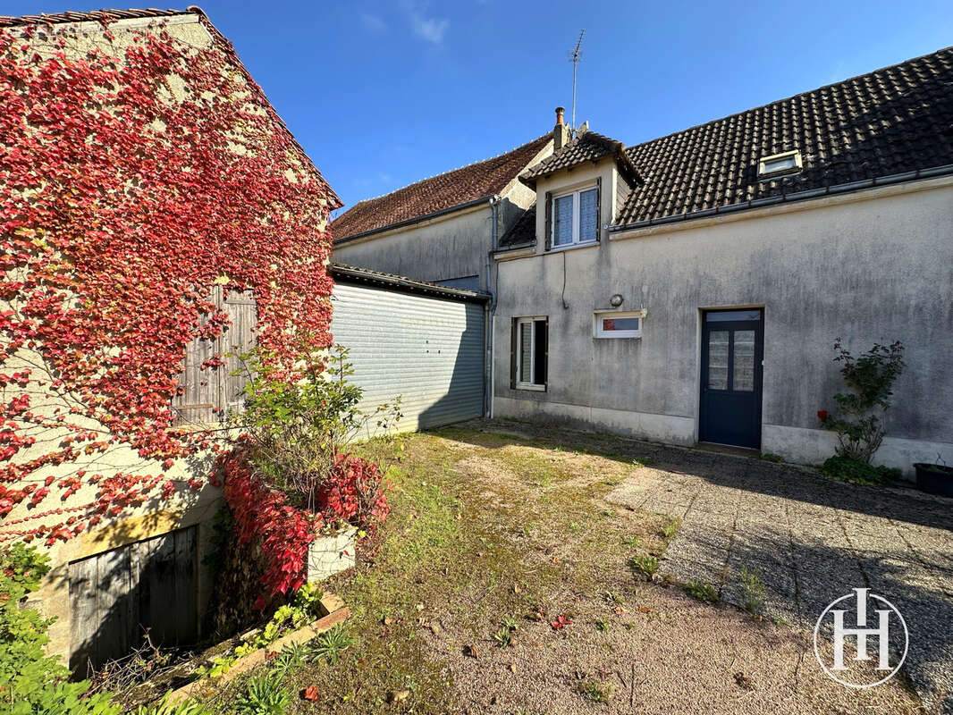 Maison à MONTLEVICQ