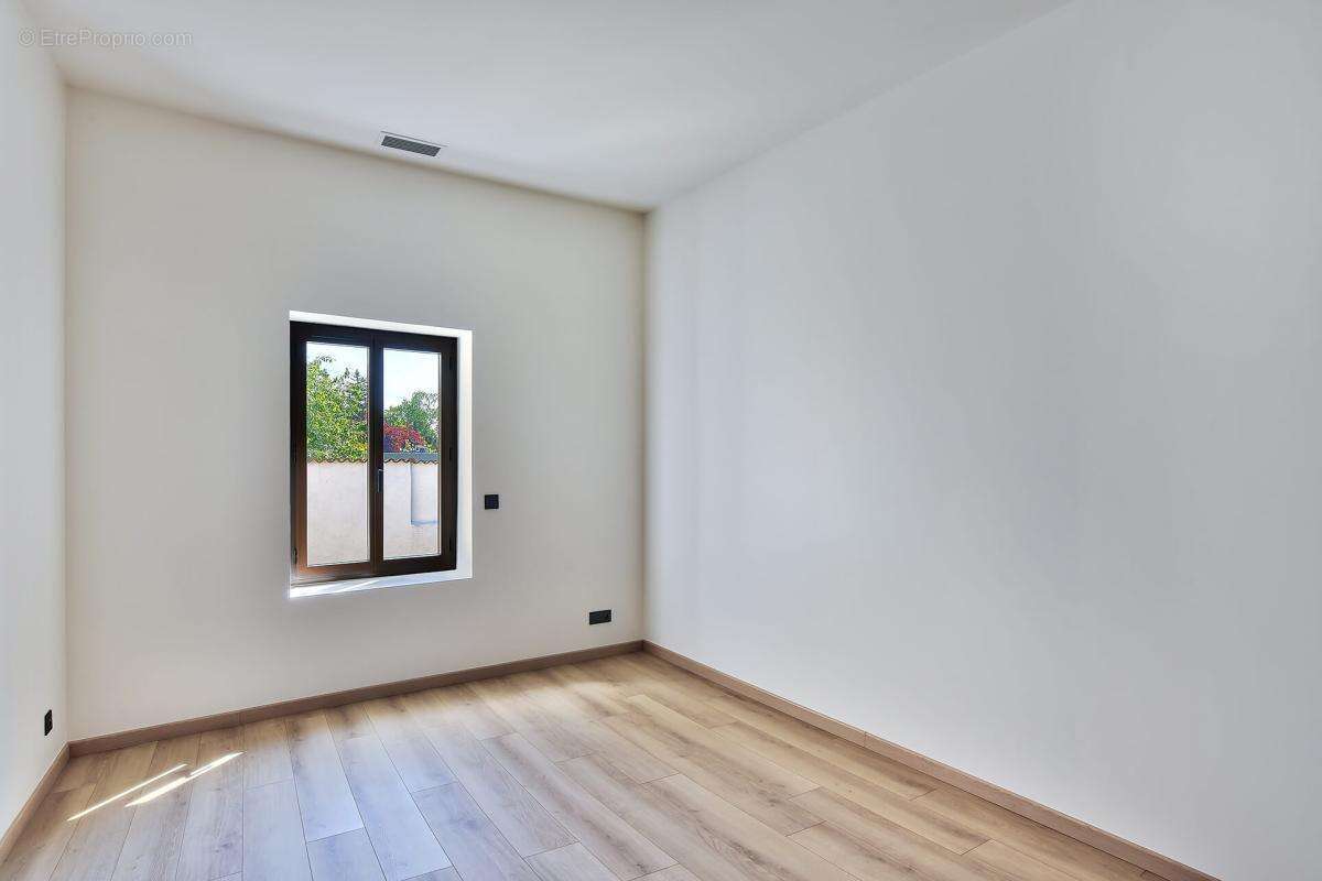 Maison à NEYRON