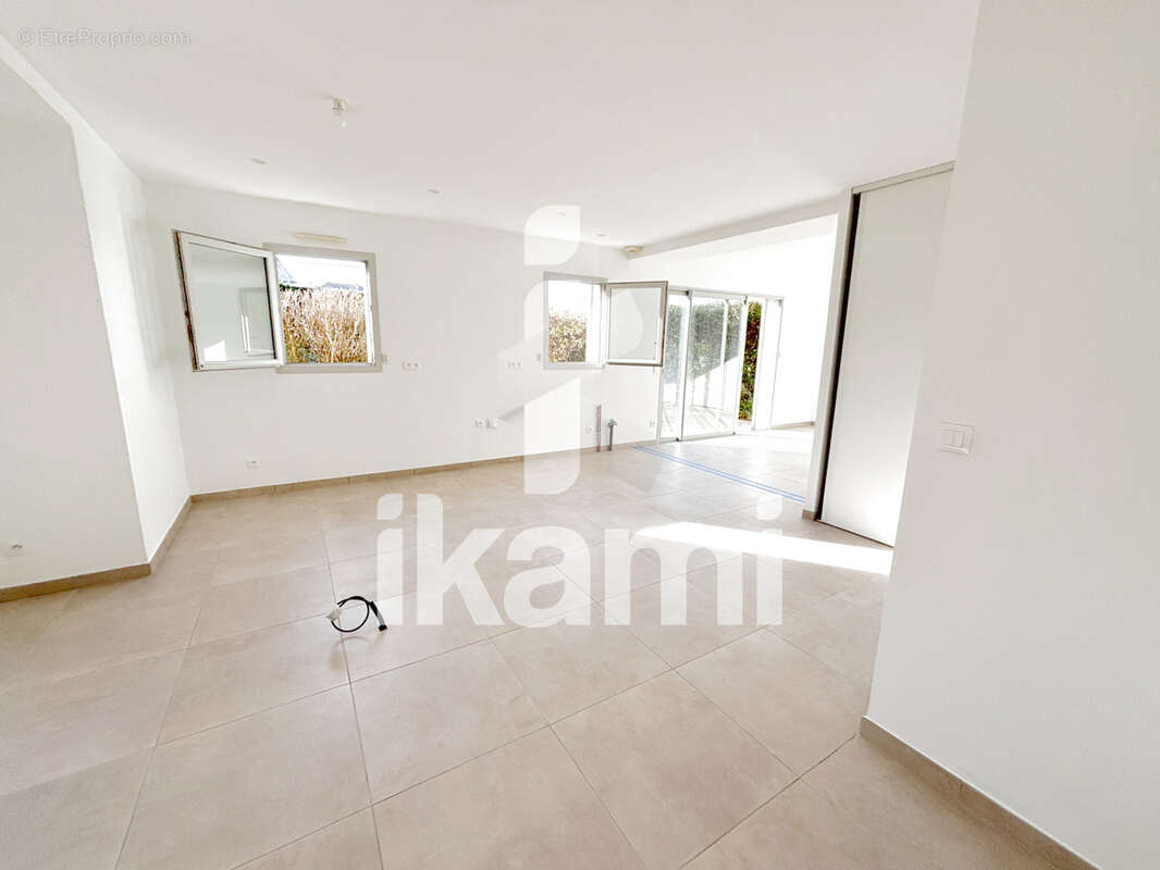 Appartement à SAINT-DONAT-SUR-L'HERBASSE