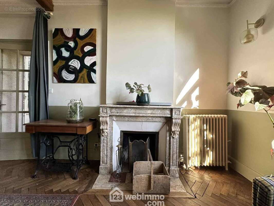 Beaucoup de charme grâce a cette cheminée - Maison à LAON