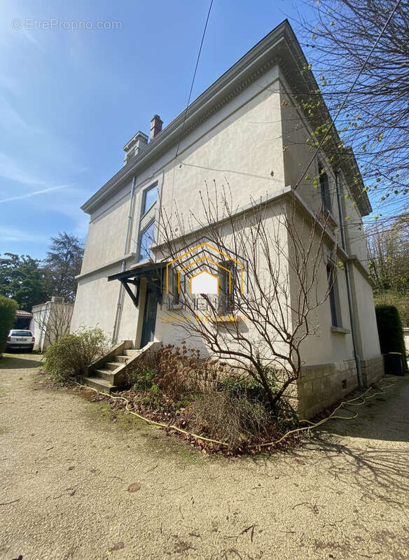 Maison à LA TOUR-DU-PIN