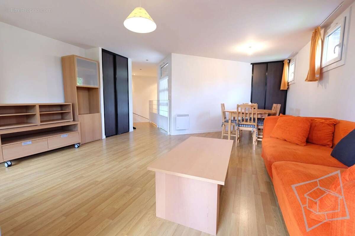 Maison à VOISINS-LE-BRETONNEUX