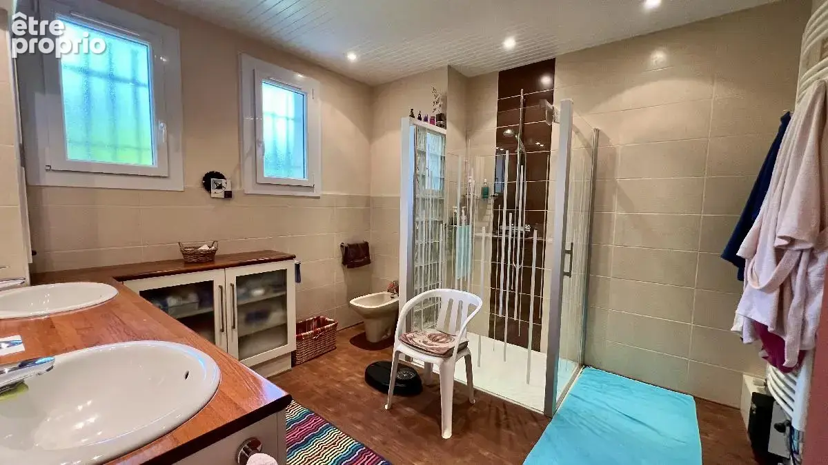 La fraîcheur d'un espace boisé, autour de cette maison offrant 200 m² de potentiel habitable grâce à un projet d'aménagement con - photo 7