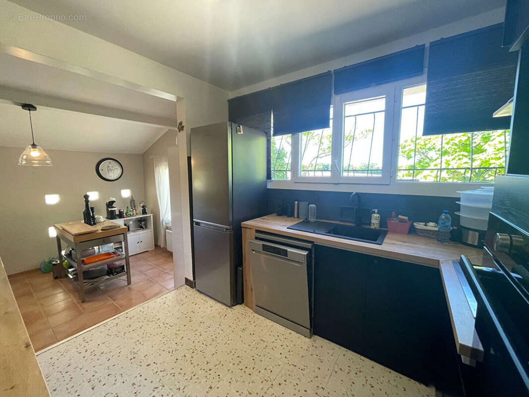 Charmante maison de plain-pied de quatre chambres avec piscine - photo 4