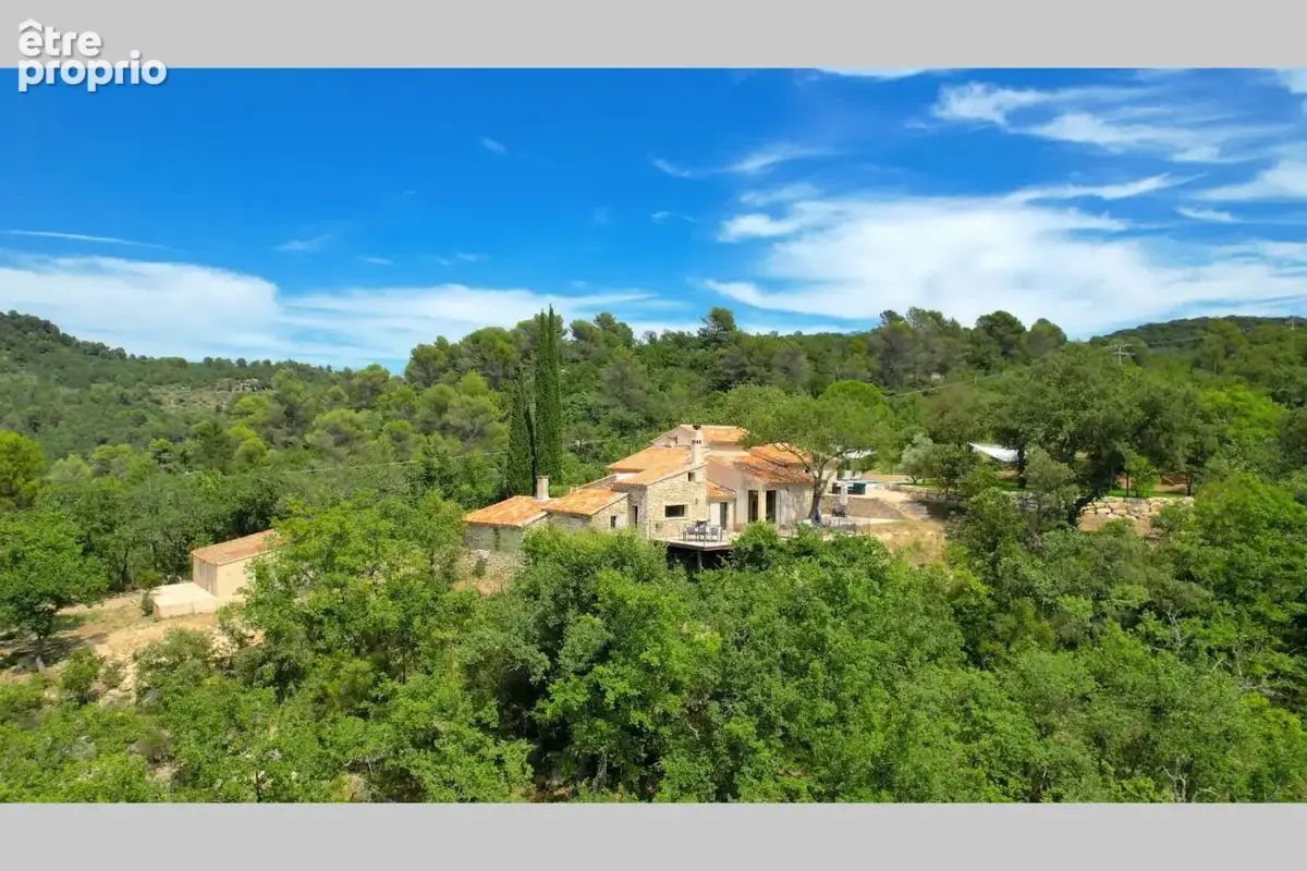 VENASQUE MAS EN PIERRE 225 m² sur plus d'un hectare de terrain arboré avec piscine et gîte. - photo 1