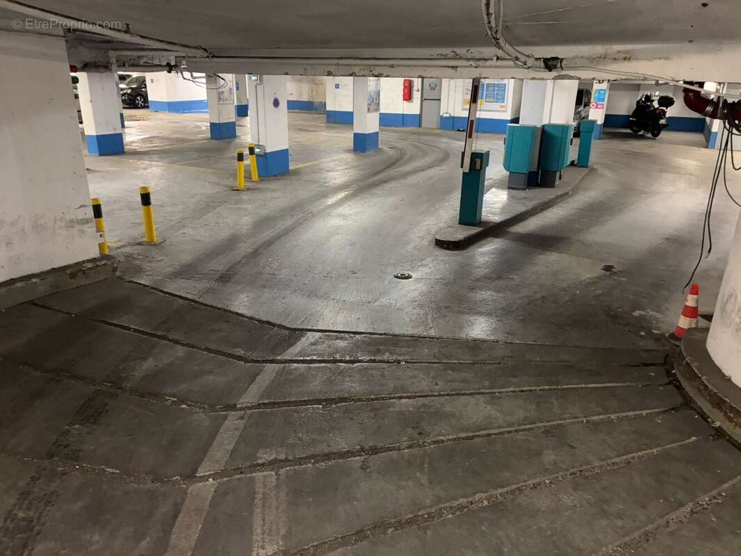 Parking à PARIS-20E