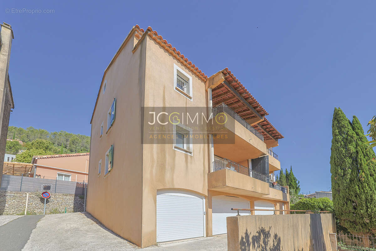 Appartement à SOLLIES-TOUCAS
