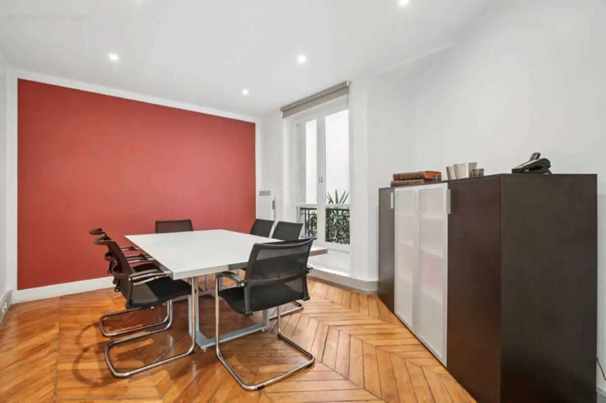 Commerce à PARIS-8E