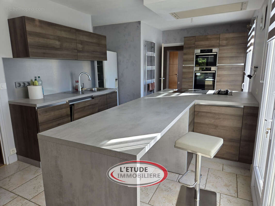 Maison 222 m² à Saint-Hilaire-De-Chaleons  - photo 5