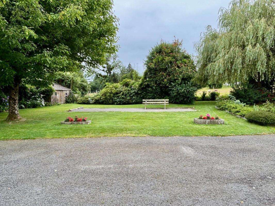 Maison avec dépendances et 6920 m² de terrain - photo 8