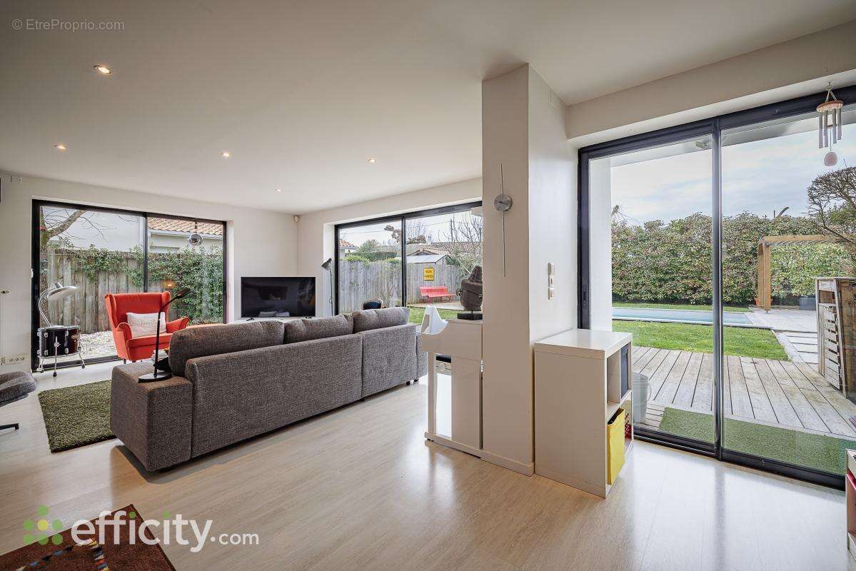 Maison à AMBARES-ET-LAGRAVE