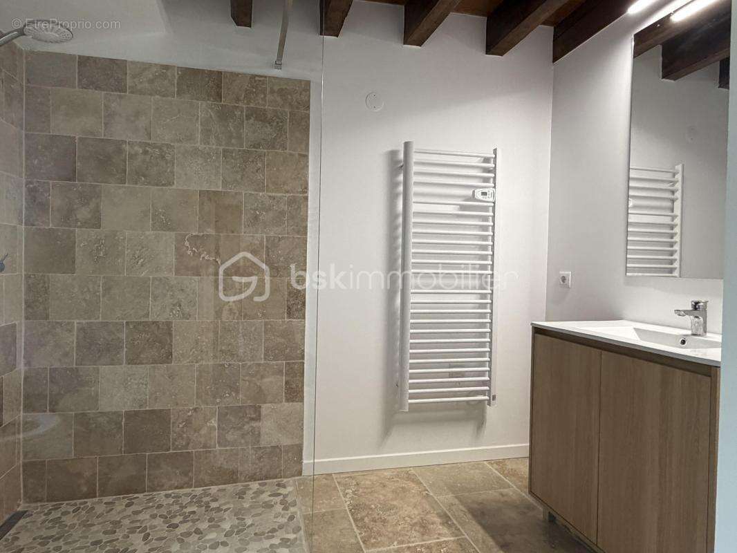 Très belle maison de la fin du 19 ème siècle entièrement rénovée, composée de ses 3 chambres et de son garage ! - photo 6