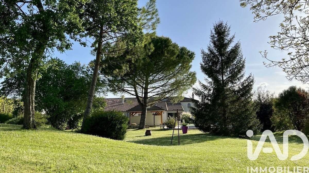 Maison 263 m² à Saint-Fort-Sur-Le-Ne  - photo 2