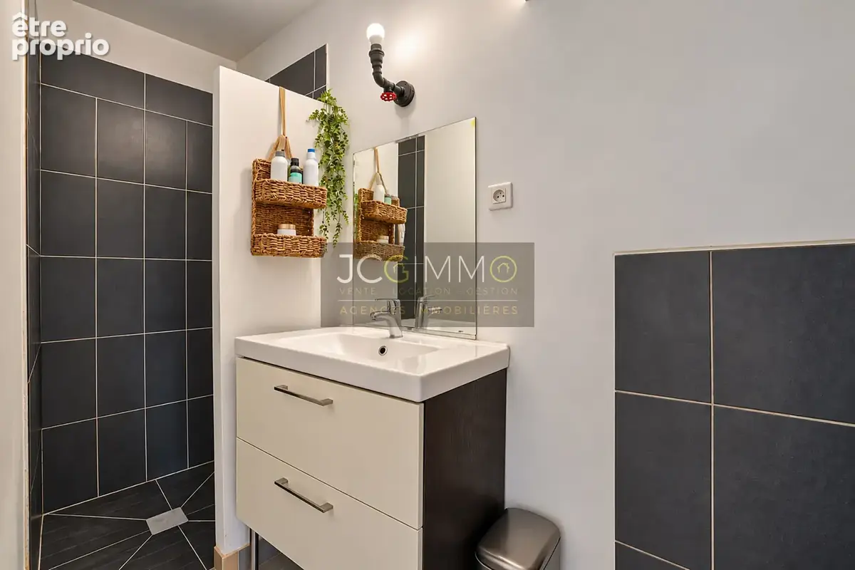Appartement T2 de 32,78m2 loi carrez entièrement rénové avec terrasse tropézienne ! - photo 9