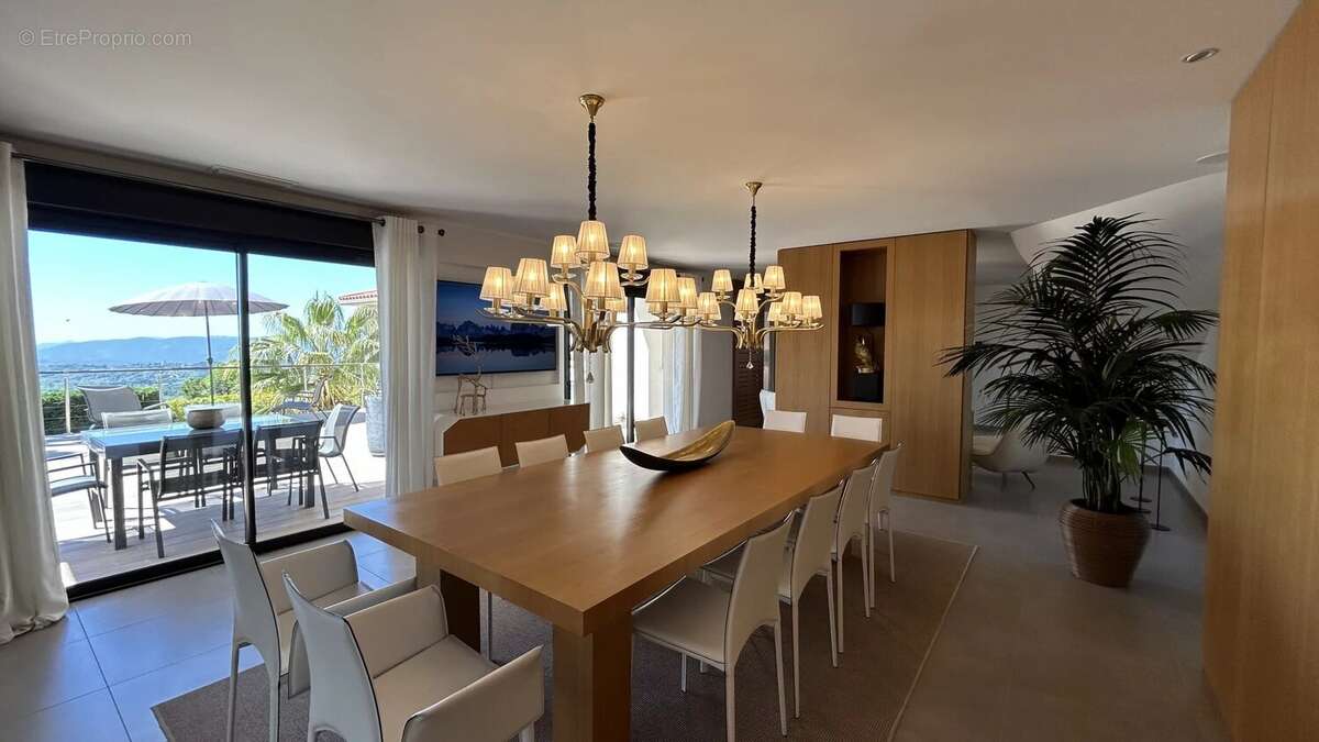 Maison à CHATEAUNEUF-GRASSE